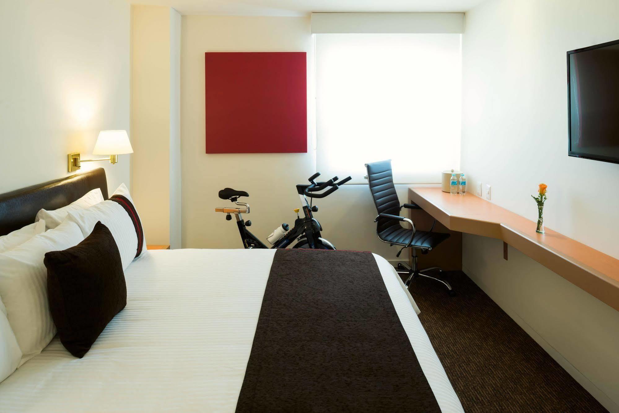 Mision Express Queretaro Hotel Exterior photo